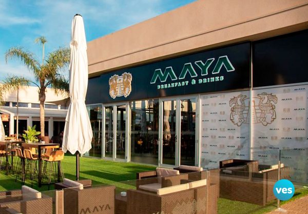 Fachada de Maya Breackfast & Drinks realizada por Vespublicidad Agencia Publicitaria