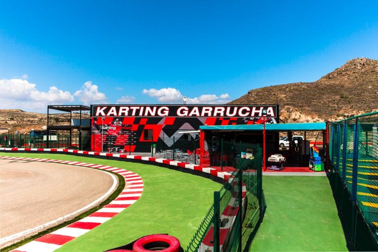 Rebranding de marca y rotulación Karting Garrucha